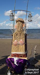 Afbeelding stro-beeld van Godin Nehalennia op strand Colijnsplaat